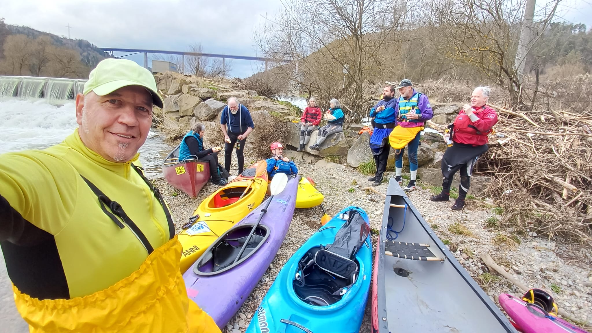Mittagspause am rauschenden Fluss