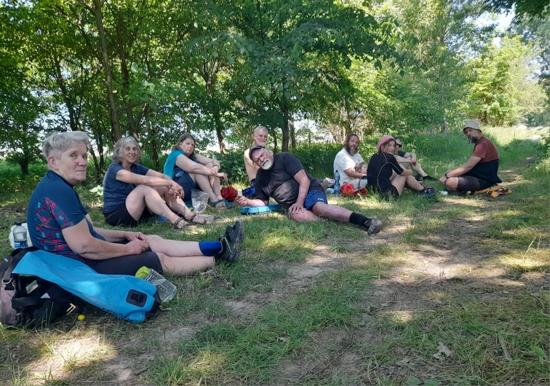 Idyllischer Rastplatz im Schatten